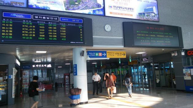 光州松汀駅舎内にある電光案内板